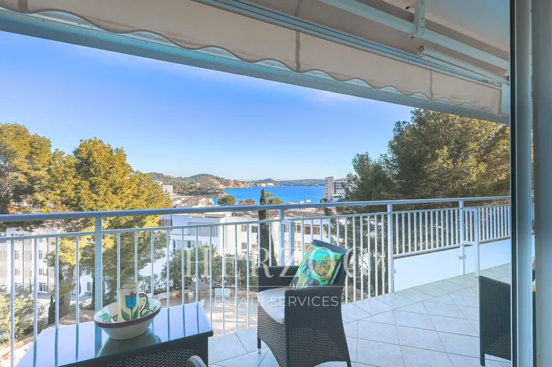 Bright apartment with 3 bedrooms and premium sea views in a central location in Paguera — photo 1