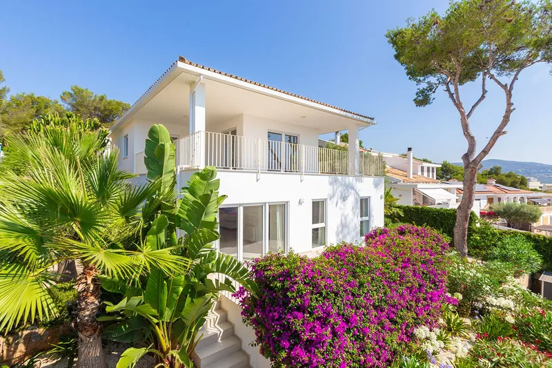 Renovated luxury villa in quiet location near the beach — photo 1