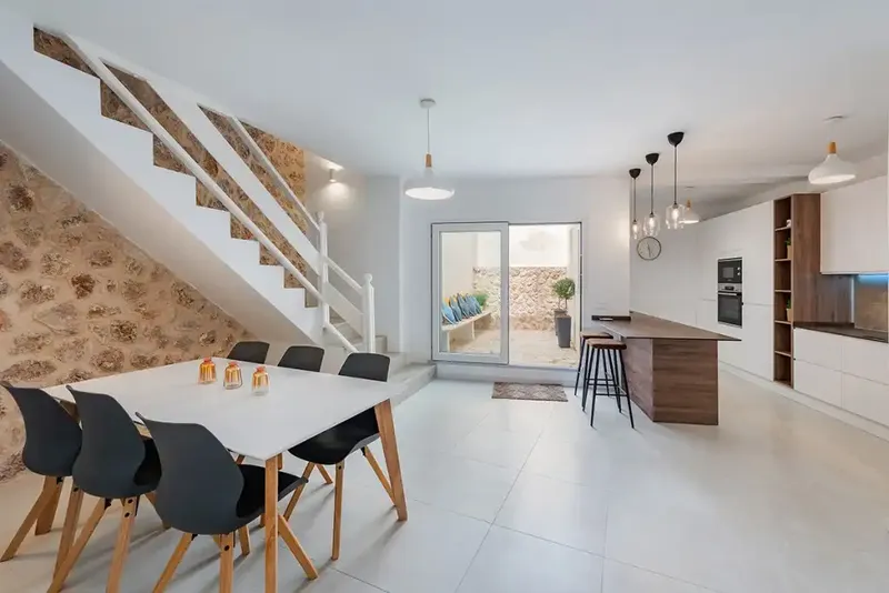 Fantastic house impeccably renovated with great care and attention to detail. It has become a beautiful home in a — photo 7