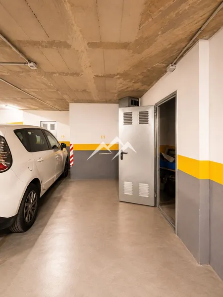 Parking space with storage room — photo 8