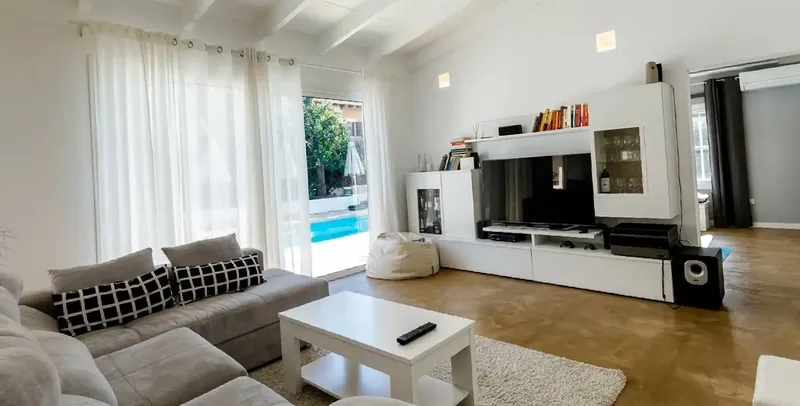 This tasteful single-storey villa is located in the coveted and particularly quiet residential area of Port Verd. — photo 4