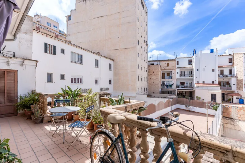 Historic Two-bedroom Apartment with Big Balcony in Lively Arxiduc Neighbourhood — photo 8