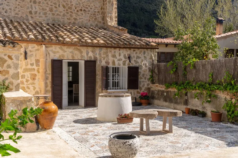 Traditional rustic style house — photo 2