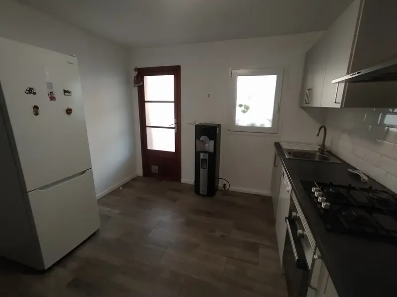 Single-family house for sale on one floor of 190 m2, open ceiling, with possibility to build an additional floor. It has a 40 m2 garage-storage room. — photo 6