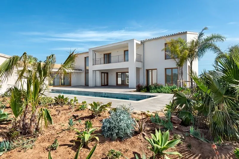 Modern country house with clean architecture and a sense of spaciousness in Santanyí — photo 1