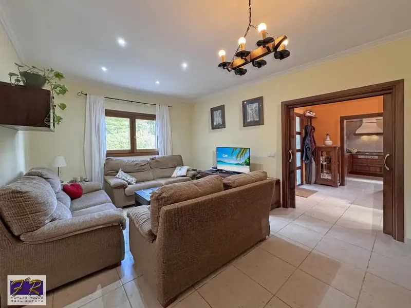 We present this magnificent single-family home, located in the sought-after Bonaire urbanization in Alcudia. Built in 2008 with a high — photo 8