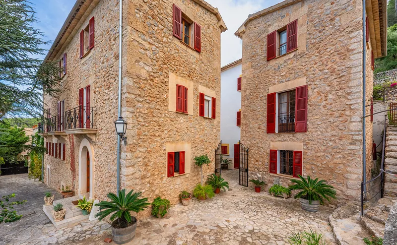 Manor house with swimming pool and breathtaking sea views — photo 11
