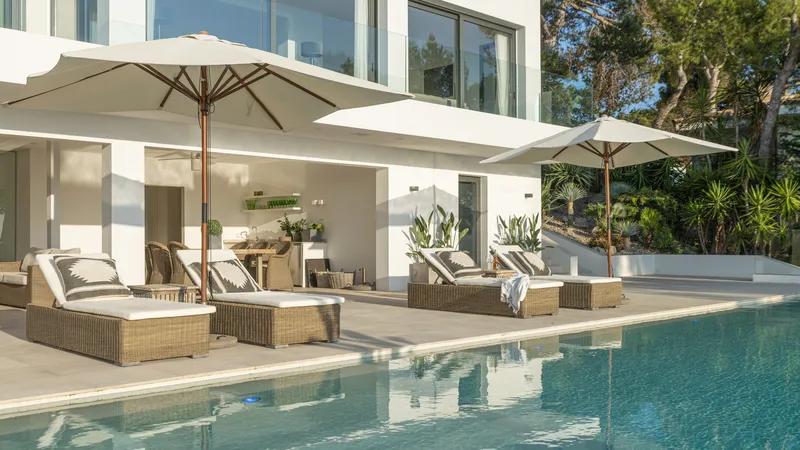 Sophisticated luxury villa in Santa Ponsa with pool, tennis court and fantastic sea views — photo 11