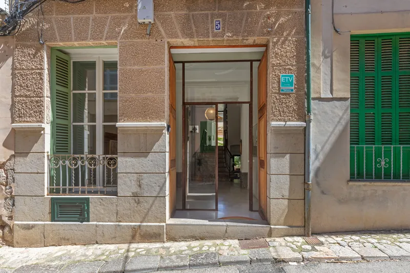 Centrally located townhouse with ETV license in Sóller — photo 9