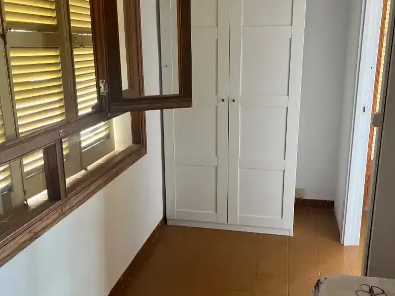 Se alquila apartamento planta baja en comunidad tranquila en sant elm a 30 metro del mar. Luminoso 3 habitaciones dos baños uno en suite com — photo 5
