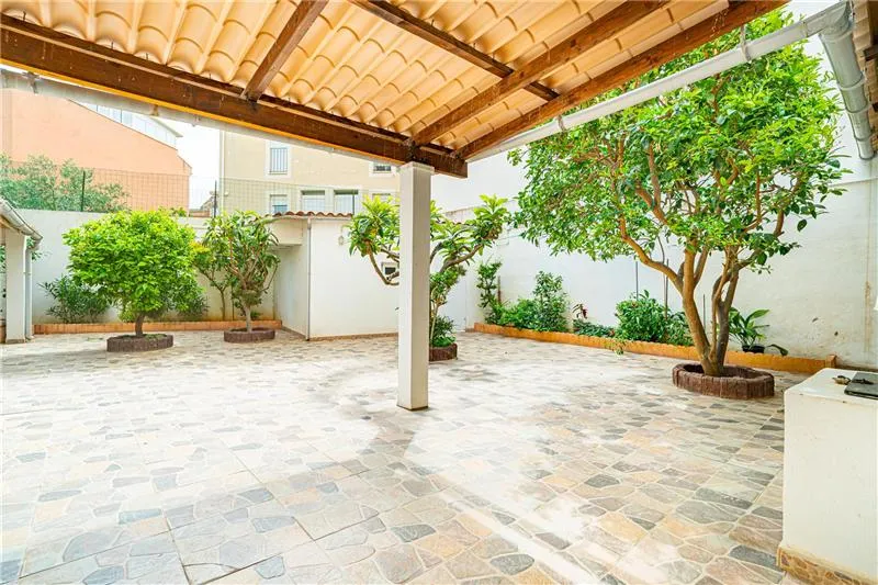 Freehold ground-floor apartment with terrace and garden on a plot of approx. 226 m². — photo 2