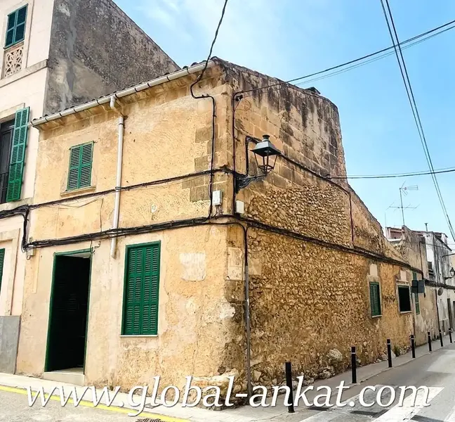 Do you dream of a property full of charm in the heart of Mallorca? This corner house in Felanitx, with 197m2 of land and 194m2 built — photo 1