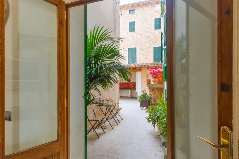 Casa de pueblo renovada con patio en el centro de Sóller — photo 1