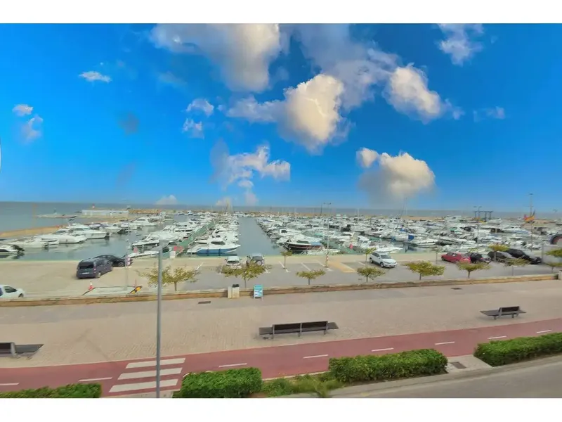 Can Picafort, first line of the sea, with spectacular views, 3-storey building with a built area of 273 m2 — photo 4