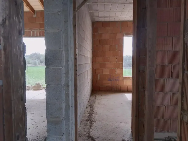 Rustic estate with about 24,000m² of land and an unfinished construction of about 157m² all on one floor — photo 8