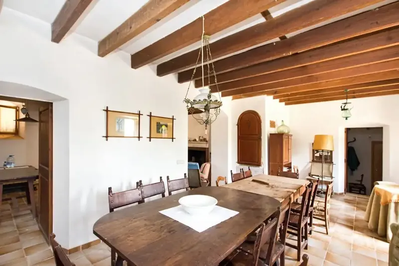 Surrounded by almost 125 hectares of land, this rustic estate is located near Puigderrós in the municipality of Llucmajor. It borders — photo 5