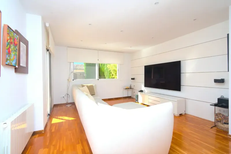 Discover an architectural gem in Palma, a magnificent duplex located in the prestigious Bonanova neighborhood. With its impressive 247 m2 — photo 11