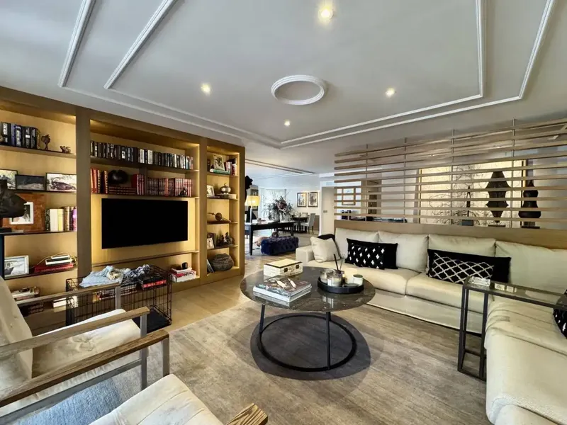 Presentamos esta magnífica vivienda, situada en una exclusiva finca junto al Paseo Marítimo de Palma, una de las zonas residenciales más dem — photo 2