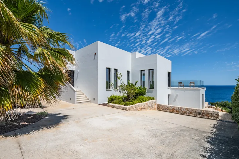 Front line villa with coastal views in Cala Murada — photo 5