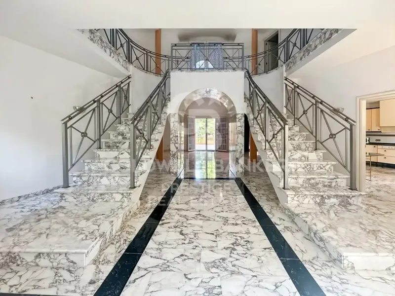 Situated in a privileged position on a mountainside, this magnificent villa of more than 550 m² built combines spaciousness, light — photo 6