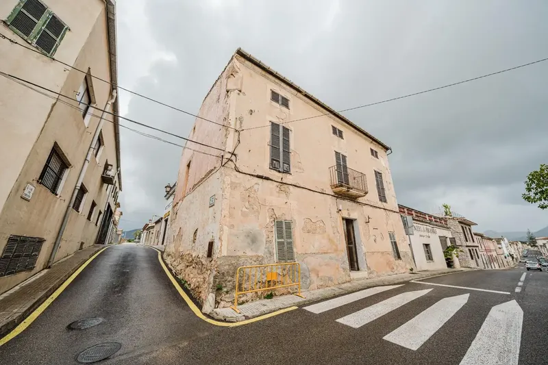 This house for renovation is located in Sant Llorenç, in an area with year-round activity in Mallorca. From gestpropiedad, real estate — photo 2