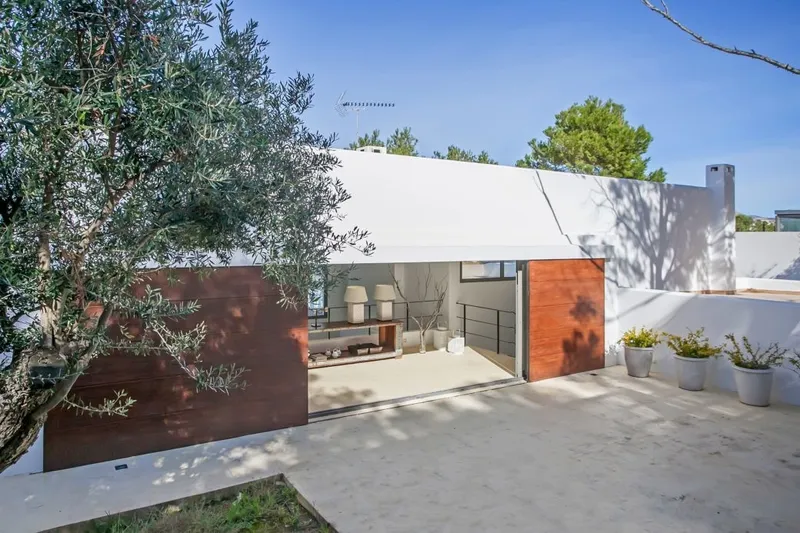 Long and short term rental: Villa on the first line of the sea - Marcel Remus Real Estate — photo 11
