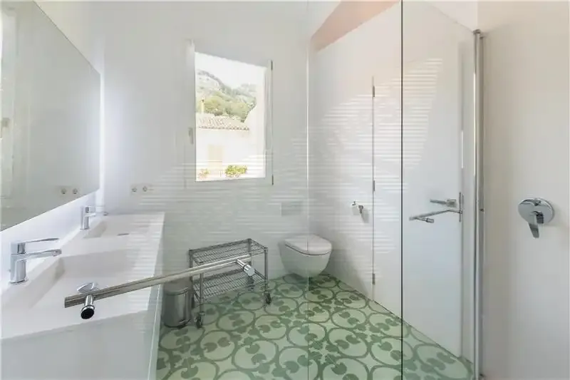 High-quality house on a plot of approx. 400 m², approx. 300 m² built, large living-dining room with fireplace, open fitted kitchen — photo 9