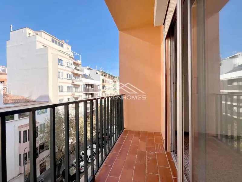 Located in the coveted area of Bonaire, this spacious fifth-floor apartment in a well-maintained building with elevator offers an opportunity — photo 3
