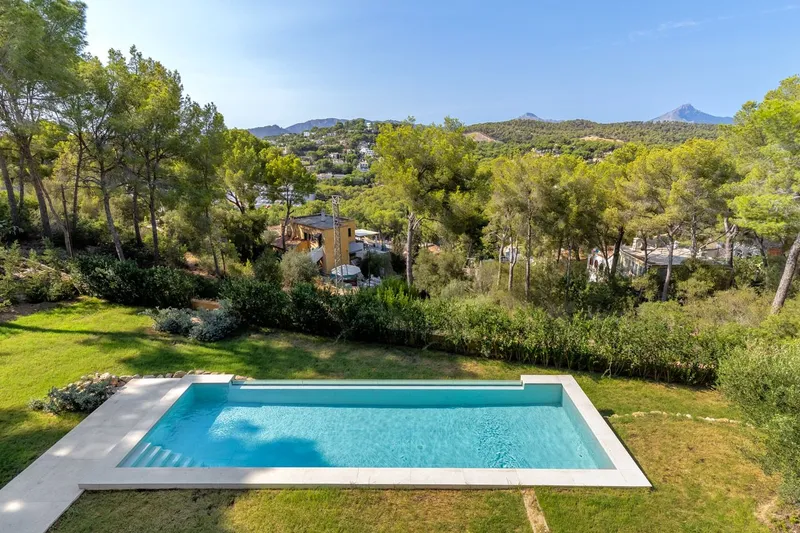 Villa in Santa Ponsa - View of the luxurious new build property — photo 12