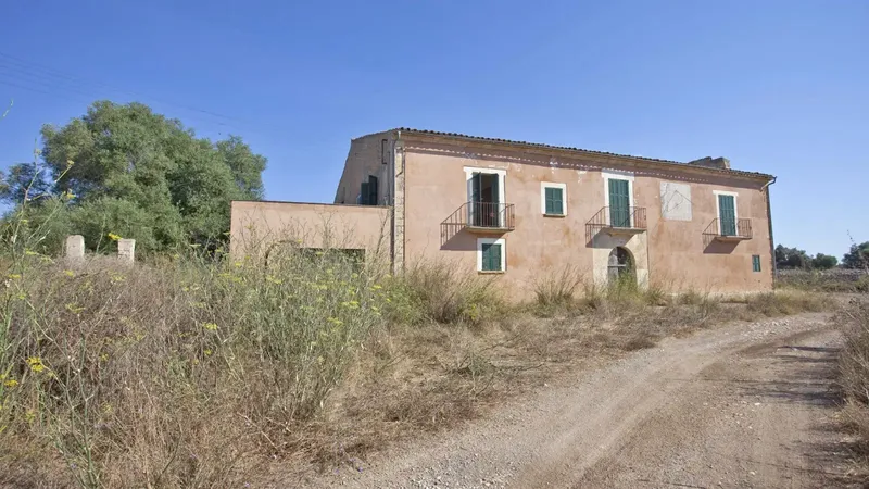Possibility to convert into agrotourism with 42 places! This over 200-year-old estate in Manacor, with about 160,000 m2 of land — photo 1