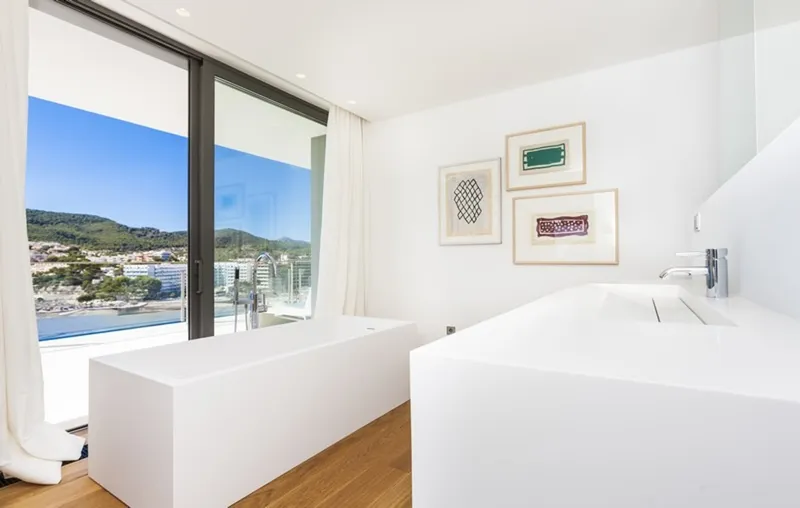 Holiday and seasonal rental: Villa with sea access in Camp de Mar — photo 8