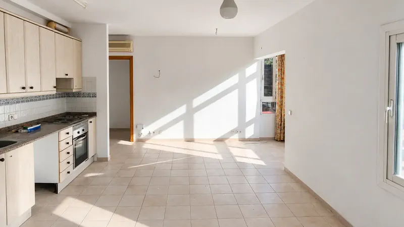 Luminoso apartamento situado en una segunda planta sin ascensor, en una ubicación muy cómoda y muy cerca de todo tipo de servicios, comercio — photo 3