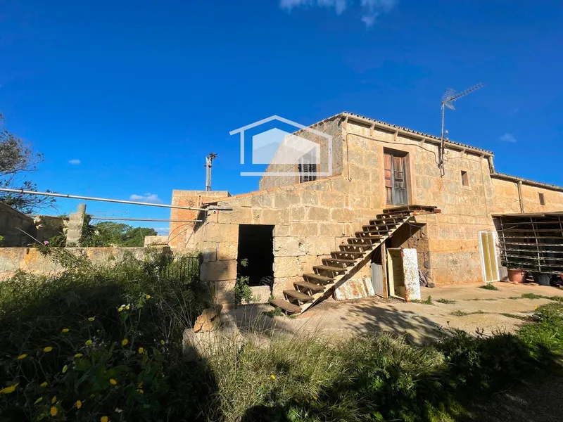 Rustic finca of 661 m² built to renovate on a large plot between Ses Salines and Campos — photo 9