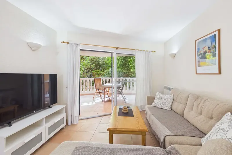 This well-designed apartment is located on the ground floor of a three-storey building with 28 residential units. Access to this space — photo 5
