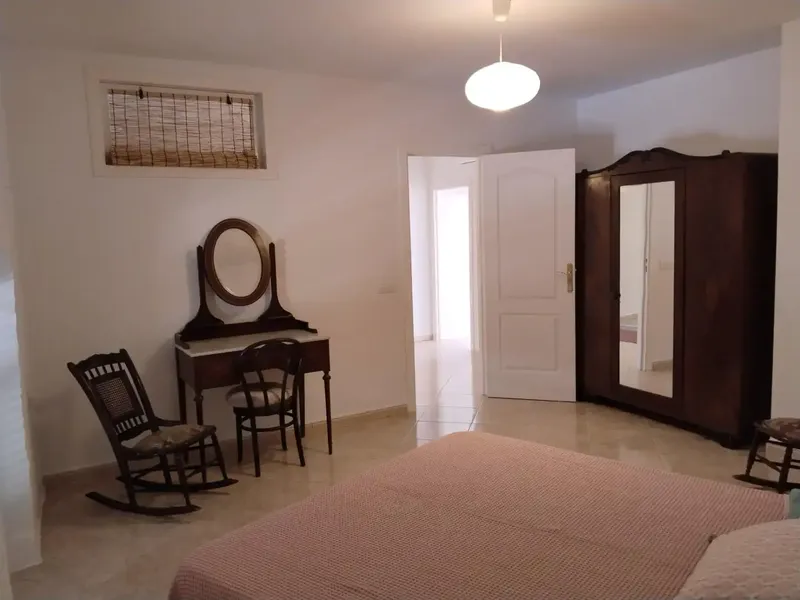 Casa en planta baja de dos alturas, con garaje con acceso directo a la casa, espaciosa y luminosa. Dispone de un cómodo salón, cocina abiert — photo 6