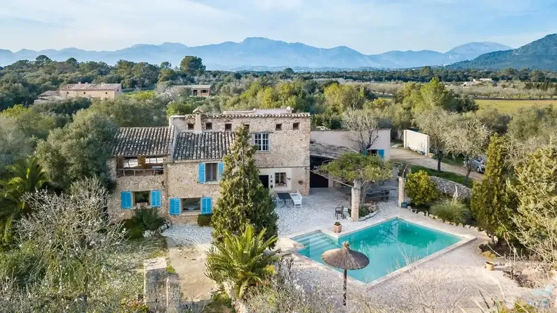 16th-century finca in Inca, renovated, with 446 m2 currently 4 double bedrooms and 2 full bathrooms in the main house. It is located — photo 3
