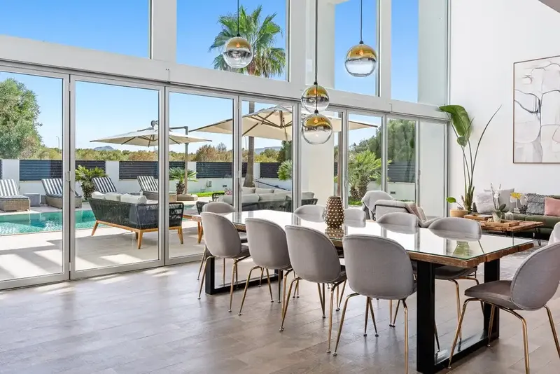 Esta impresionante villa contemporánea en venta está situada en el tranquilo enclave de Llenaire, ofreciendo una rara combinación de espacio — photo 8