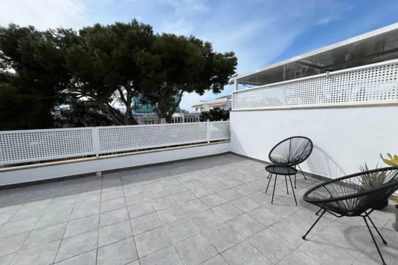 Ciudad Jardín – Ático with garage for rent — photo 1