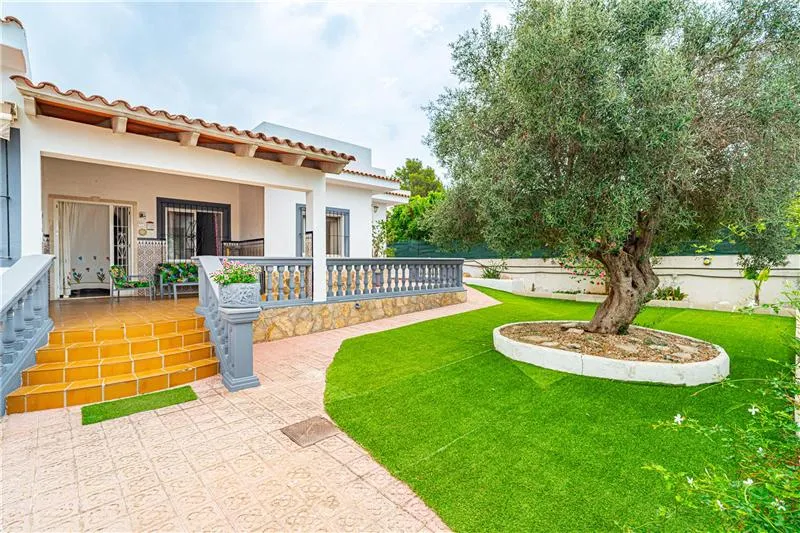 Detached house with a swimming pool on a plot of approximately 1,100 m² — photo 2