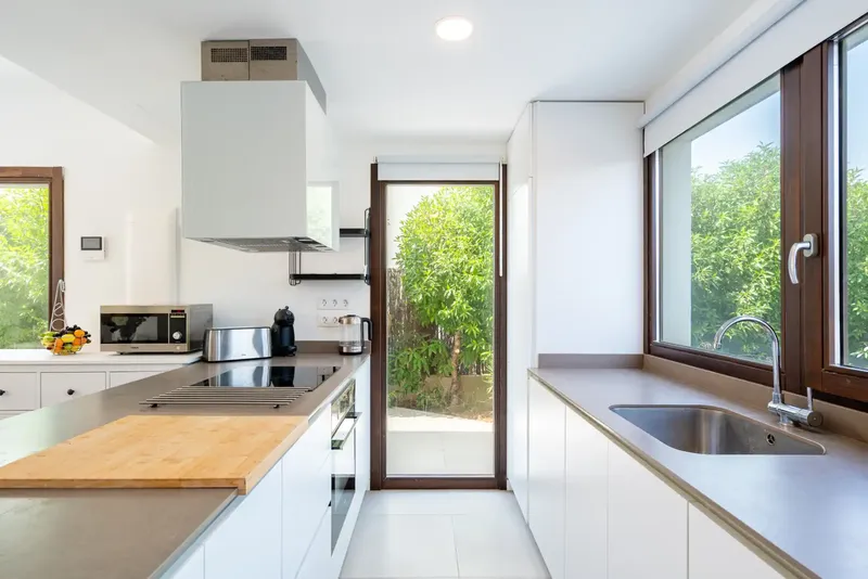 Located in Gotmar, Puerto Pollensa, this property is a short walk from the beach, local bars and services — photo 5