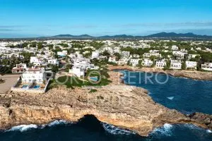 Ref. PRO240 – Building plot in the first sea line in Es Fortí, Cala d’Or – with views of the adjacent coastline and the sea — photo 2