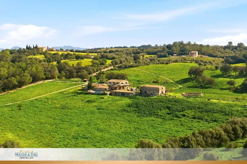 Exceptional rustic estate of 185,000 m2 in Llubí with two chalets, 4 homes, 2 warehouses, tourist license and great development potential — photo 3
