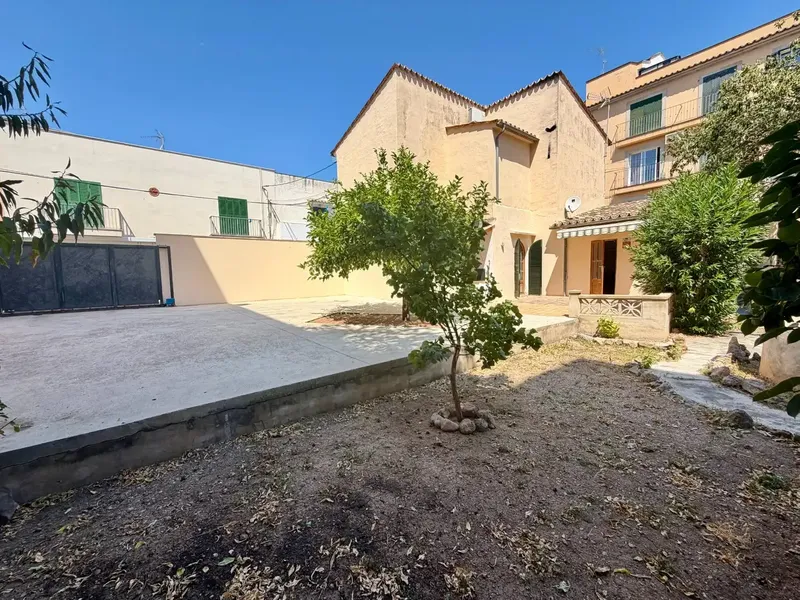 In the village of Andratx, we describe a property to renovate with great potential. — photo 3