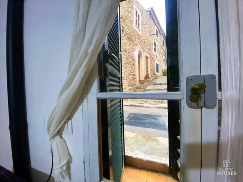 Esporles. Stone village house, renovated with great character, with a facade on a small and beautiful pedestrian stone street and another on a road with easy access for unloading. — photo 2