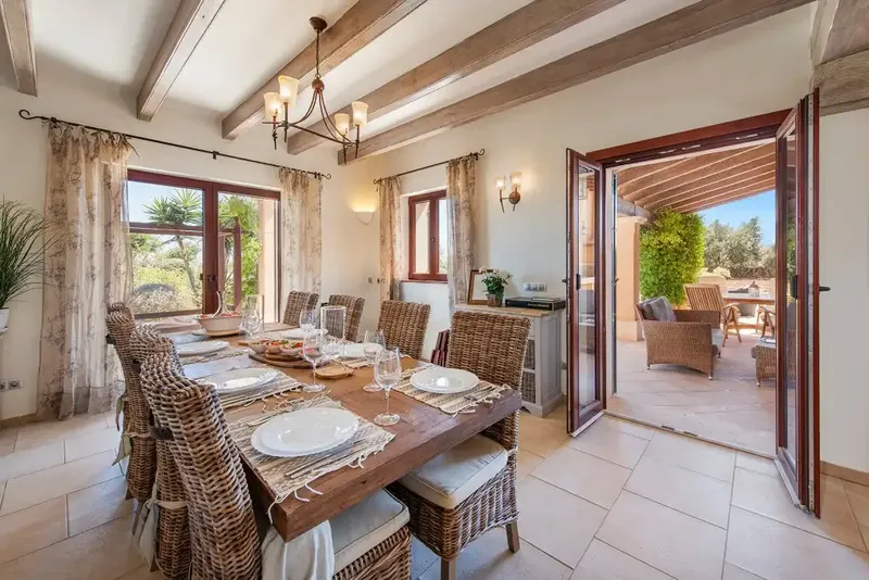 Located in the picturesque countryside, just five minutes from the beautiful coves of Cala d'Or, this spacious two-storey house offers comfort — photo 11