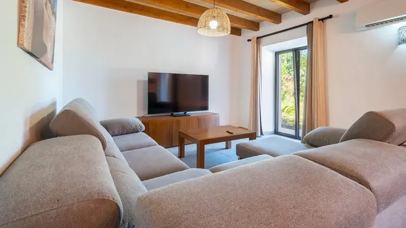 Seasonal rental or maximum one year. Charming rustic finca for rent between Santanyí and Cas Concos. This beautiful brand-new finca has been — photo 6