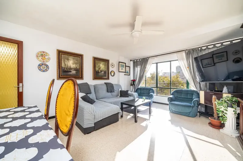This flat in Palma, located in the quiet area of Arxiduc, stands out for its brightness and functional layout. With 114 m² of usable space, it offers — photo 2