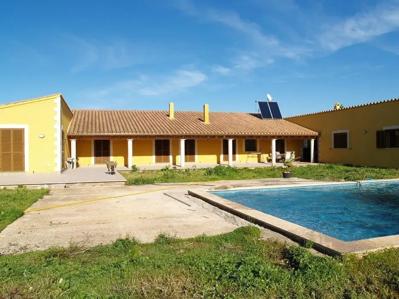 On a plot of 19,600 square meters in the Son Ferriol area, very well connected to Palma, airport, beaches, etc.... we find — photo 2