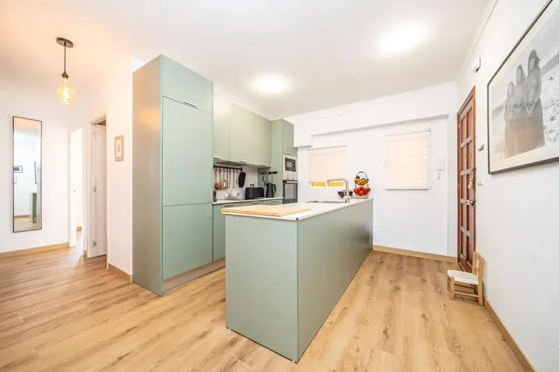 Imagine waking up every morning with the sea breeze and being able to reach the beach in just seconds. This magnificent renovated apartment, located — photo 7