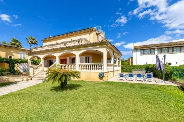 Mediterranean villa with a holiday rental license near the beach in Alcudia — photo 1